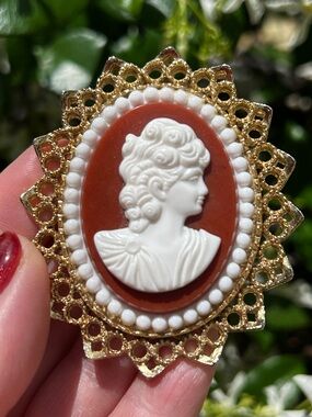 70s Gold Tone Cameo Pendant Brooch